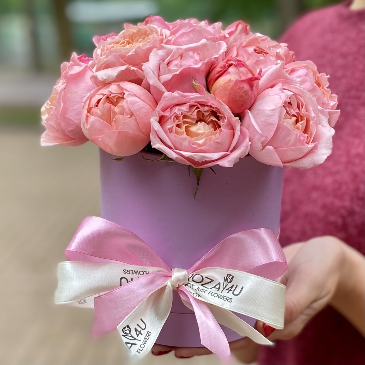 Букет из пионовидных роз в коробке на годовщину свадьбы