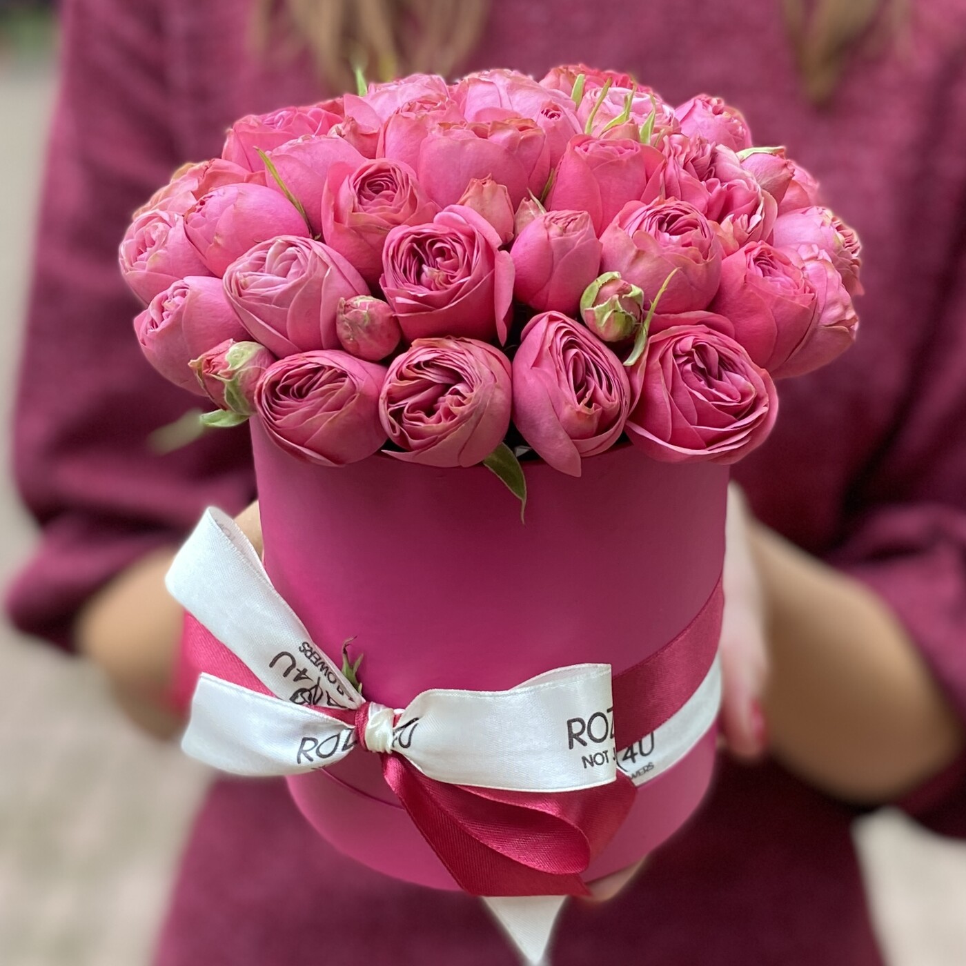 Букет розовых пионовидных роз в коробке не дороже 2000 руб на 14 февраля