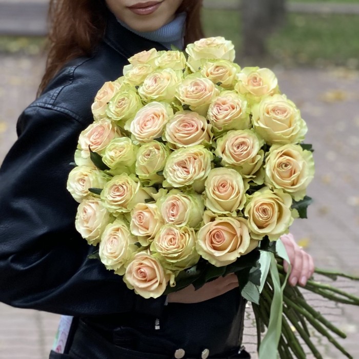 Пионовидная роза Динамик