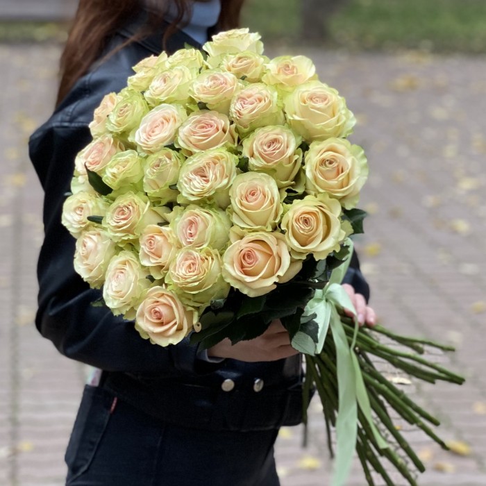 Пионовидная роза Динамик