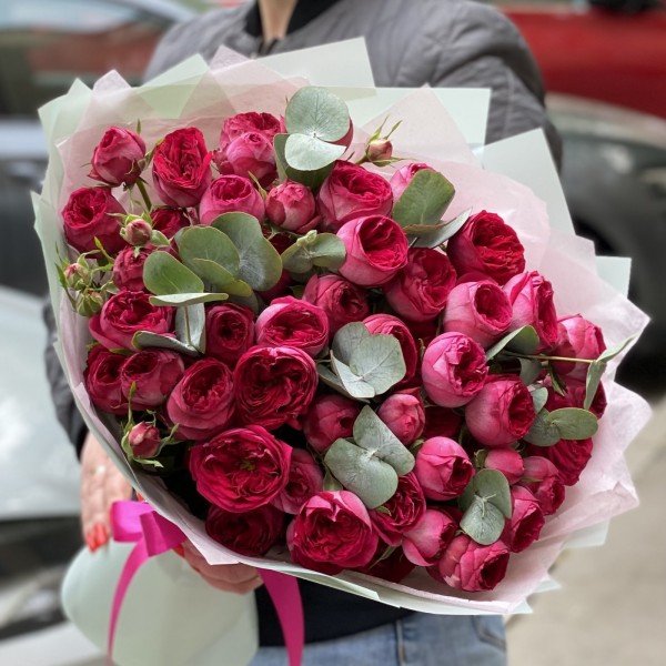 11 кустовых пионовидных роз Роял Трендсеттер с эвкалиптом