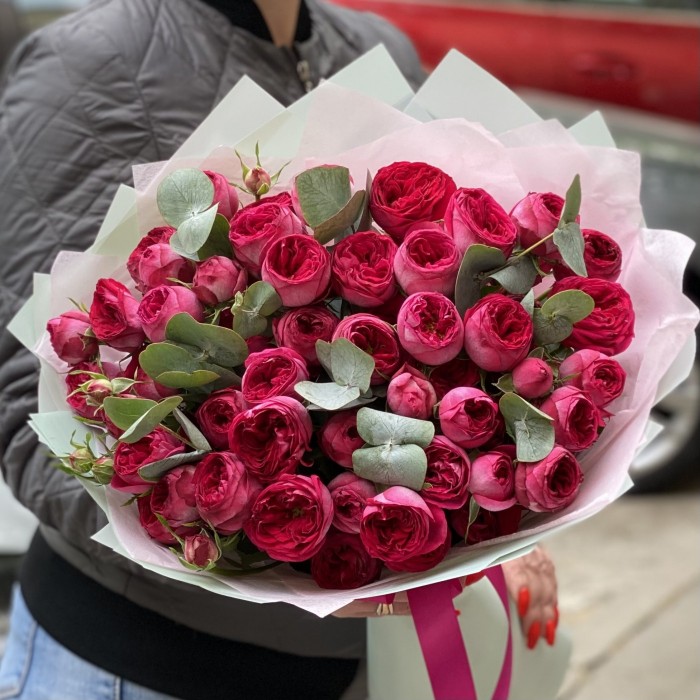 11 кустовых пионовидных роз Роял Трендсеттер с эвкалиптом