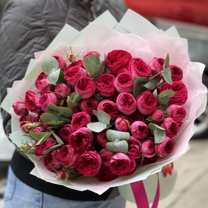 11 кустовых пионовидных роз Роял Трендсеттер с эвкалиптом