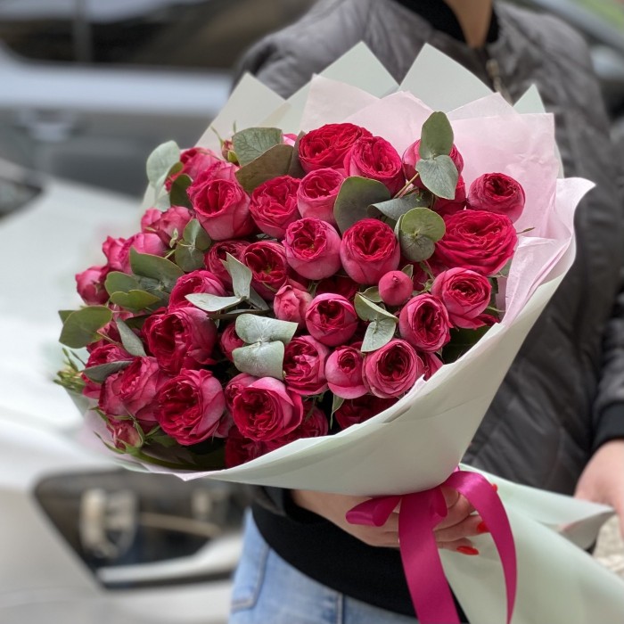 11 кустовых пионовидных роз Роял Трендсеттер с эвкалиптом