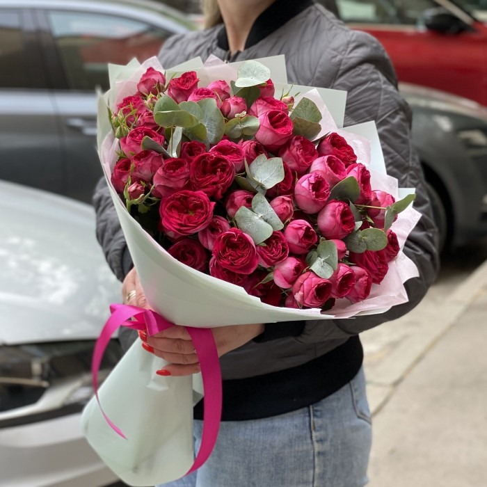 11 кустовых пионовидных роз Роял Трендсеттер с эвкалиптом