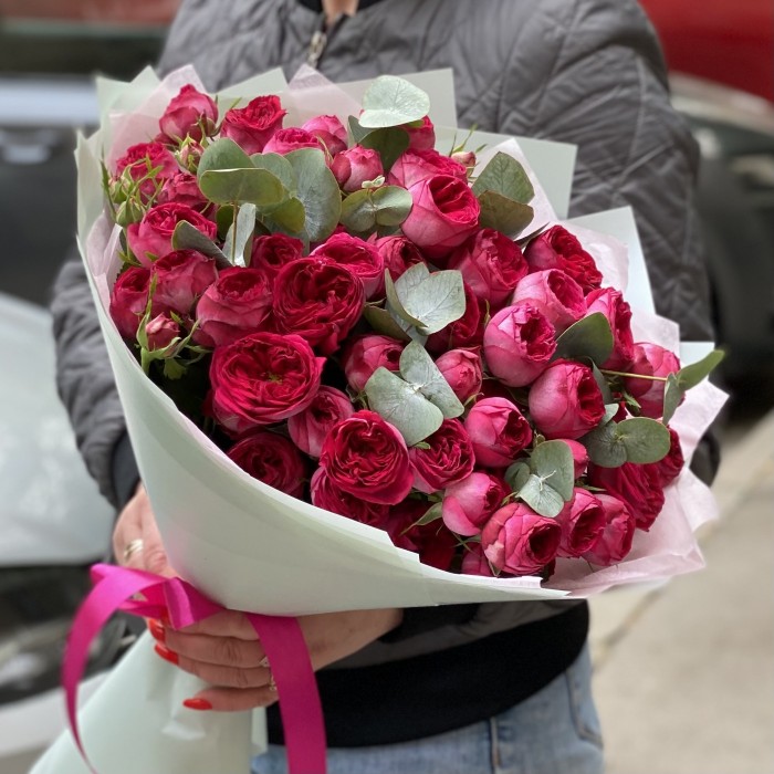 11 кустовых пионовидных роз Роял Трендсеттер с эвкалиптом