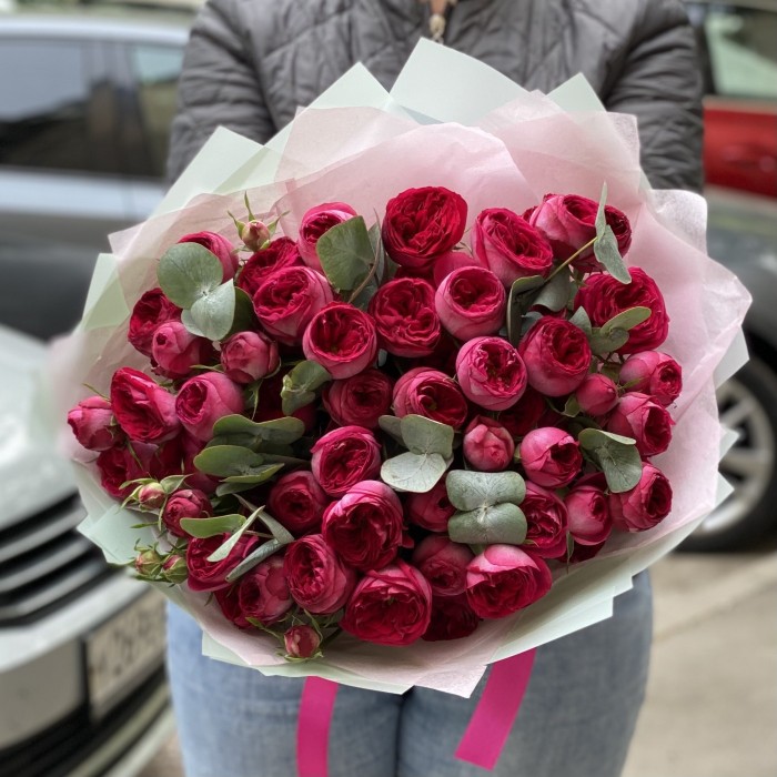 11 кустовых пионовидных роз Роял Трендсеттер с эвкалиптом