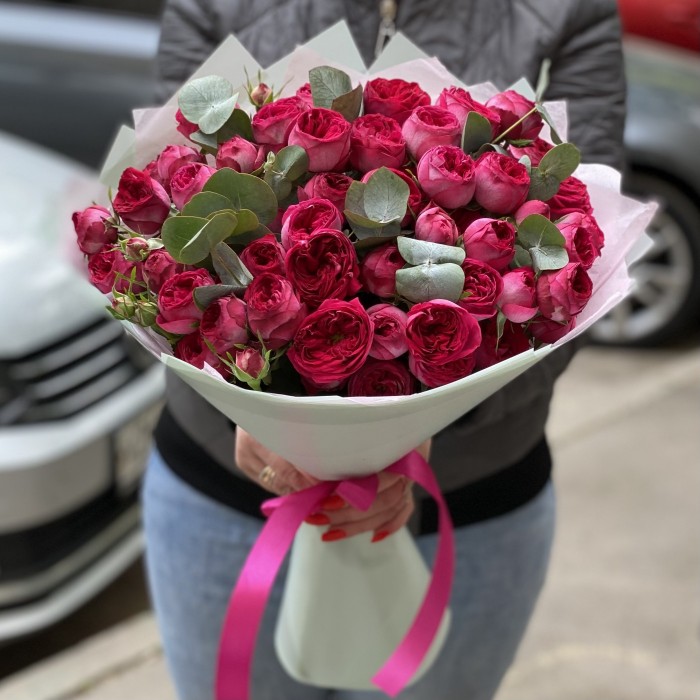 11 кустовых пионовидных роз Роял Трендсеттер с эвкалиптом