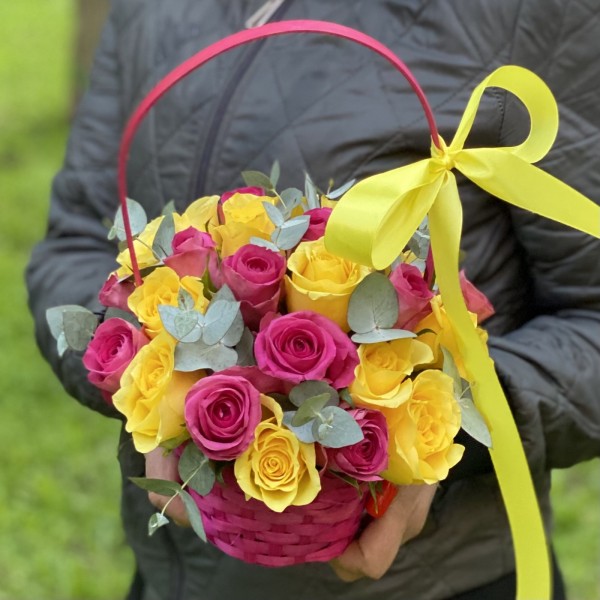 25 розовых и желтых роз в корзине