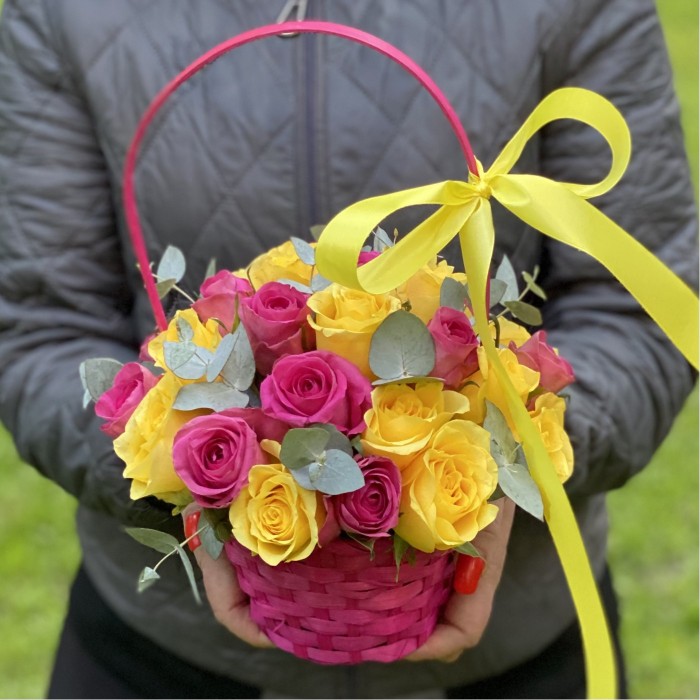 25 розовых и желтых роз в корзине