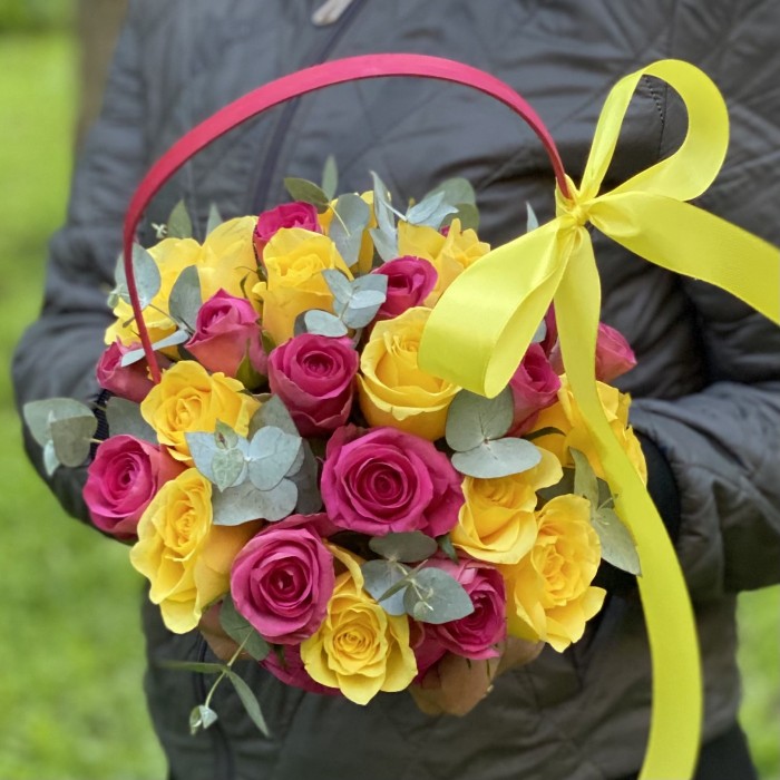 25 розовых и желтых роз в корзине