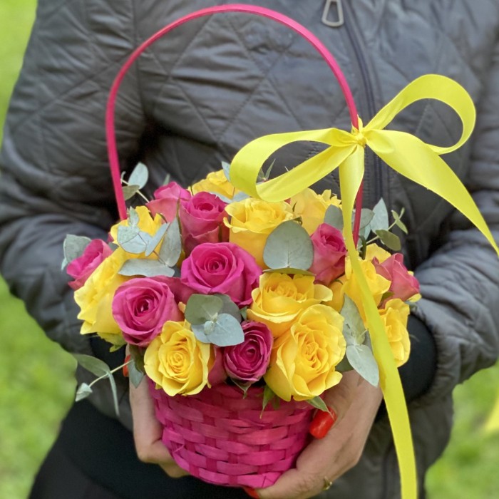 25 розовых и желтых роз в корзине
