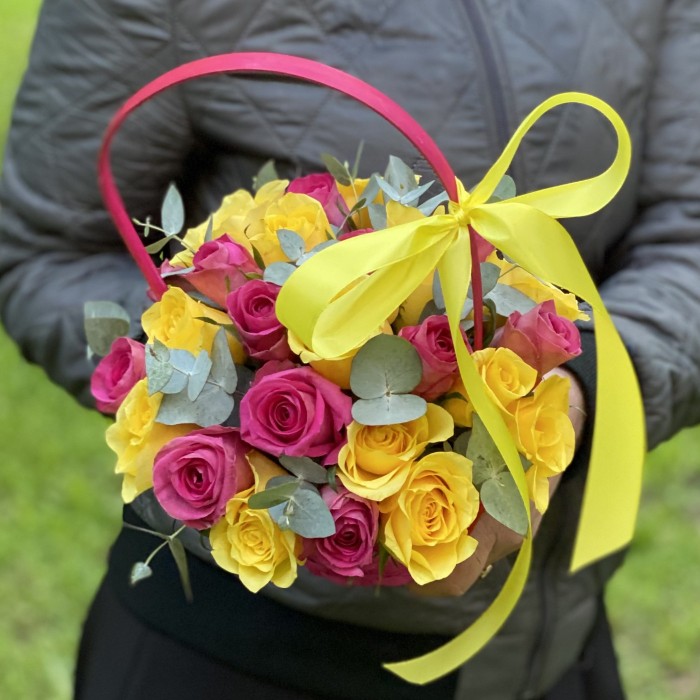 25 розовых и желтых роз в корзине