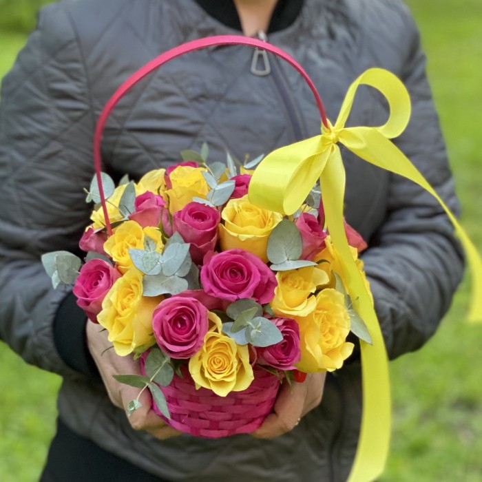 25 розовых и желтых роз в корзине