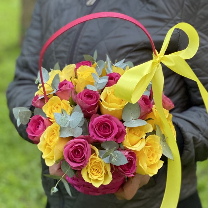 25 розовых и желтых роз в корзине