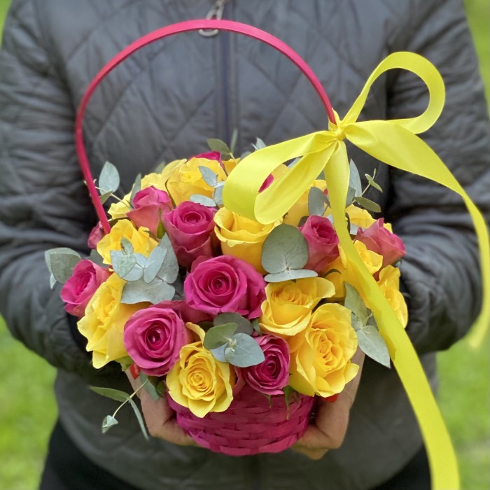 25 розовых и желтых роз в корзине