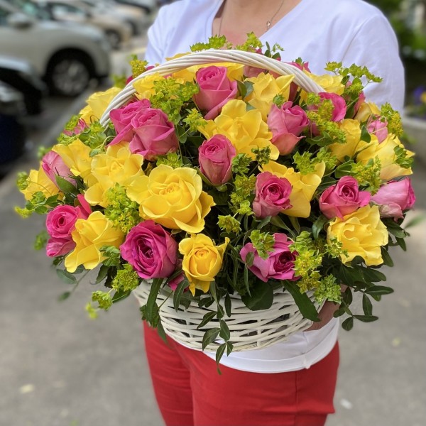 51 розовая и желтая роза с буплерумом в корзине
