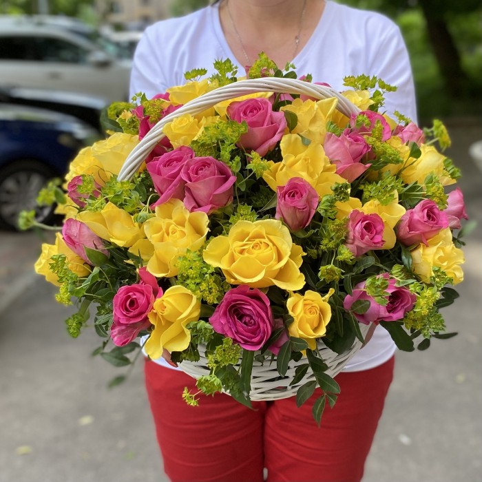 51 розовая и желтая роза с буплерумом в корзине