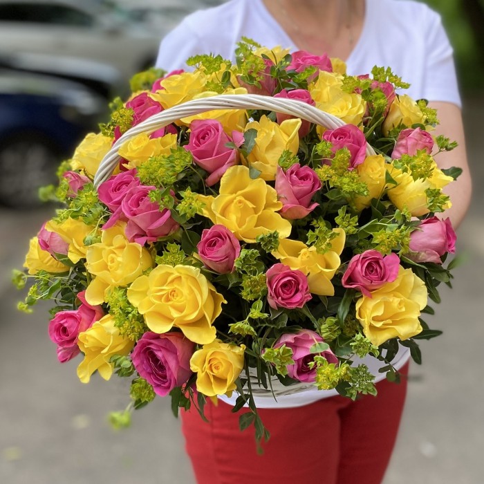 51 розовая и желтая роза с буплерумом в корзине