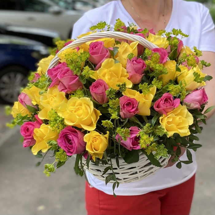 51 розовая и желтая роза с буплерумом в корзине