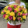 51 розовая и желтая роза с буплерумом в корзине