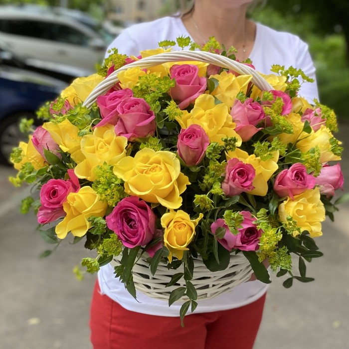 51 розовая и желтая роза с буплерумом в корзине