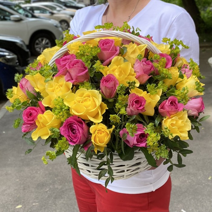 51 розовая и желтая роза с буплерумом в корзине