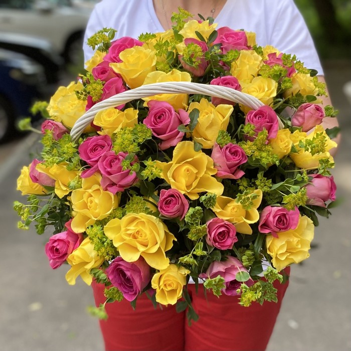 51 розовая и желтая роза с буплерумом в корзине