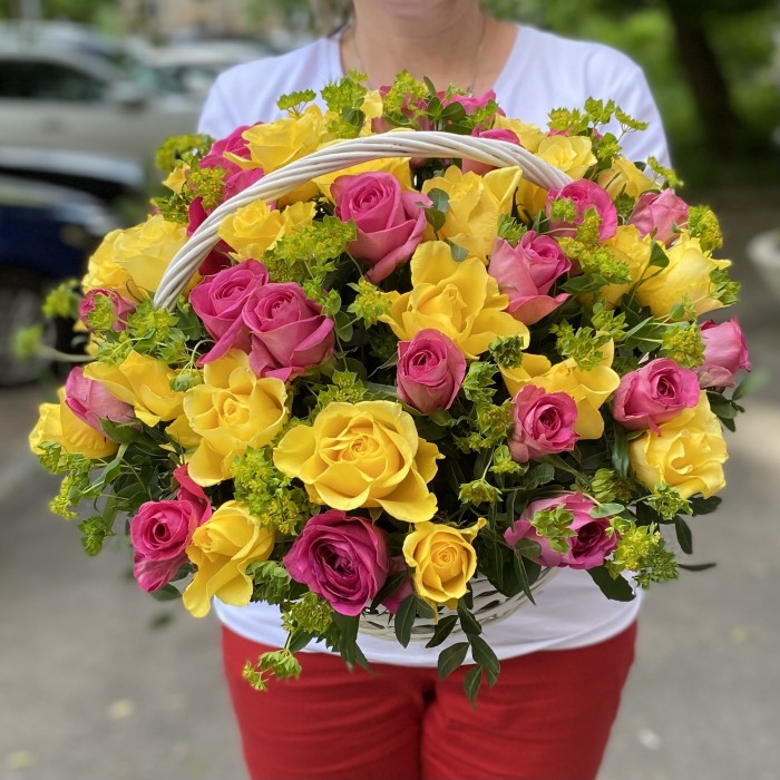 51 розовая и желтая роза с буплерумом в корзине