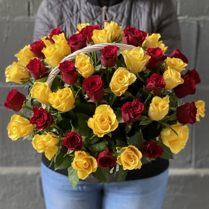 51 красная и желтая роза в корзине