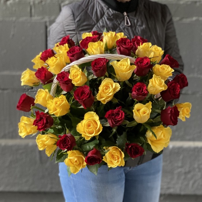 51 красная и желтая роза в корзине