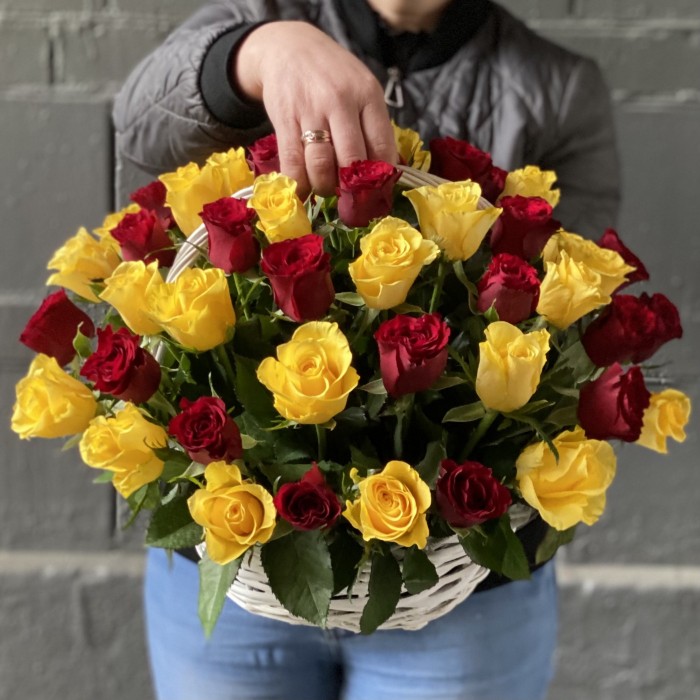 51 красная и желтая роза в корзине