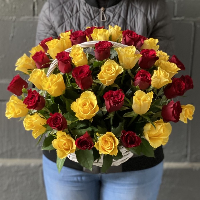 51 красная и желтая роза в корзине