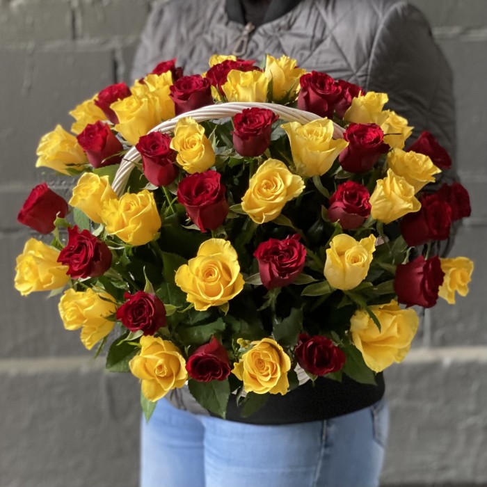 51 красная и желтая роза в корзине