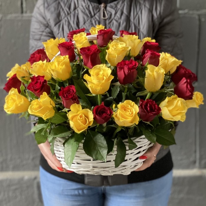 51 красная и желтая роза в корзине