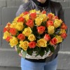 51 оранжевая и желтая роза в корзине