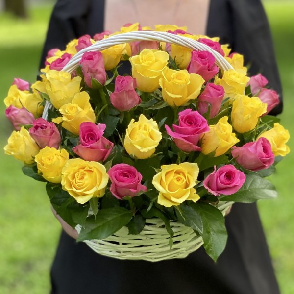 51 розовая и желтая роза в корзине
