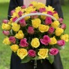 51 розовая и желтая роза в корзине
