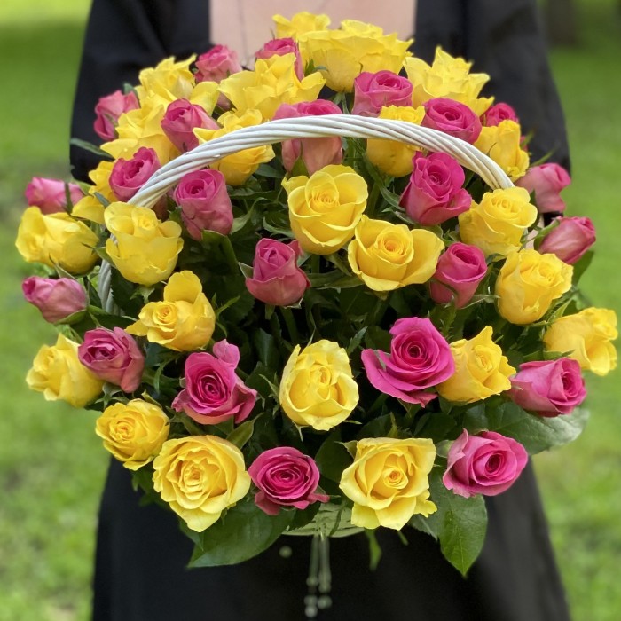 51 розовая и желтая роза в корзине