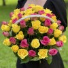 51 розовая и желтая роза в корзине