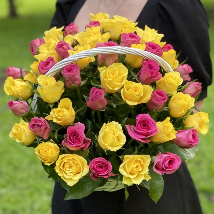 51 розовая и желтая роза в корзине