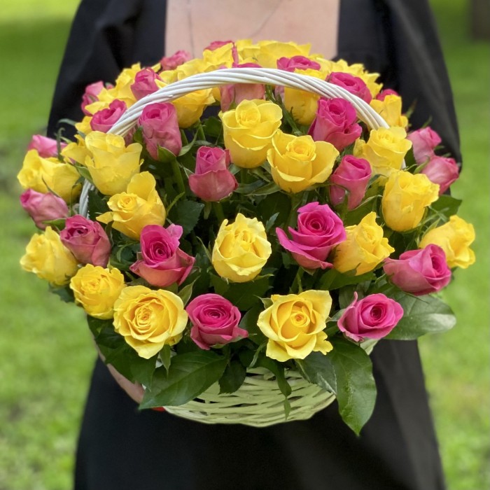51 розовая и желтая роза в корзине