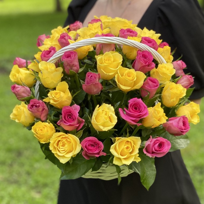 51 розовая и желтая роза в корзине