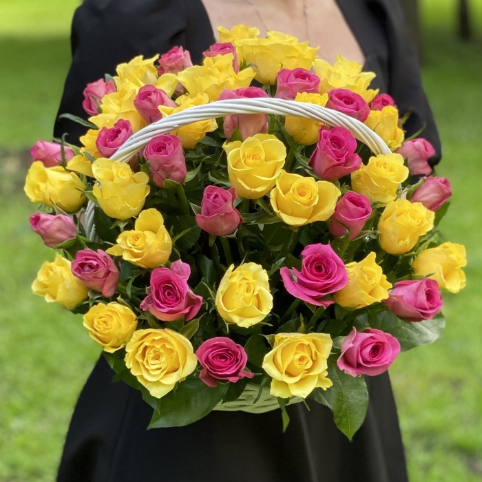 51 розовая и желтая роза в корзине