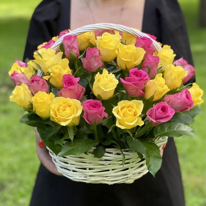 51 розовая и желтая роза в корзине