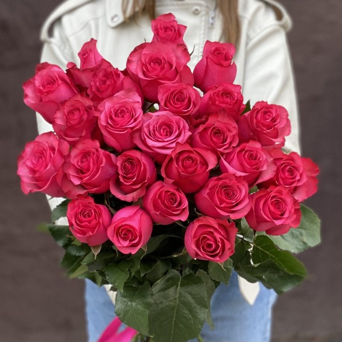 Роза малиновая Лола