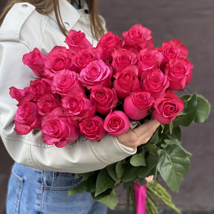 Роза малиновая Лола