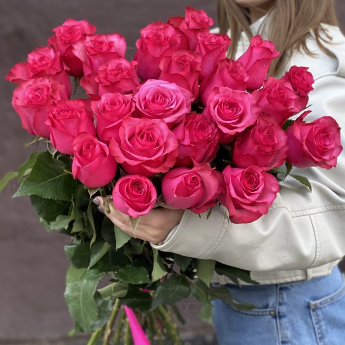 Роза малиновая Лола