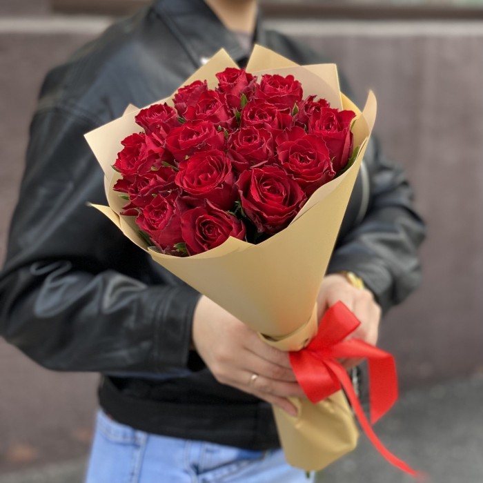 17 красных роз 40 см
