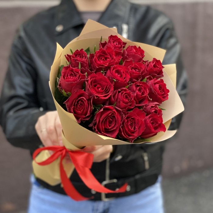 17 красных роз 40 см
